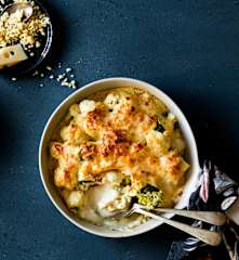 Coliflor y brócoli gratinados con salsa de calabacín y yogur