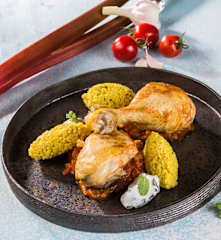 Henderl in Rhabarber-Tomaten- Sauce mit Hirsenocken und Minzjoghurt