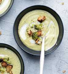 Sopa de brócoli y gorgonzola con crutones