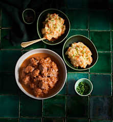 Carne estufada com puré de batata e cenoura