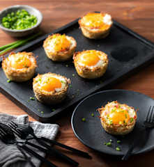 Kartoffel-Körbchen mit Eiern und Speck