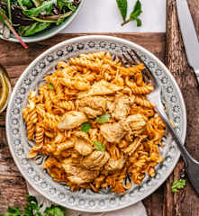 Pâtes au poulet (maqarounas salsa)