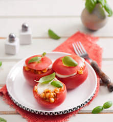 Pomidory faszerowane makaronem z mozzarellą