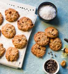 Cookies con caramelos, chocolate y escamas de sal