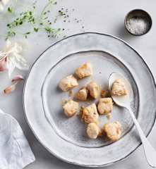 Dados de pechuga de pollo dorados