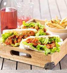 Pitas de pollo con verduras doradas