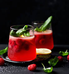 Sangria de framboesa e manjericão