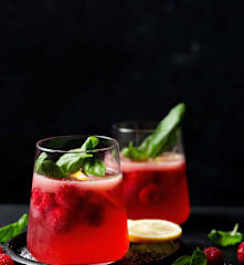 树莓罗勒气泡饮