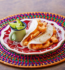 Taquitos de camarón al chipotle con tortillas de harina