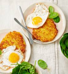 Röstis aux pommes de terre et épinards, œufs au plat