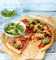 Špaldová pizza s lososem