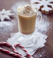 Heißer Eierpunsch mit weißer Schokolade