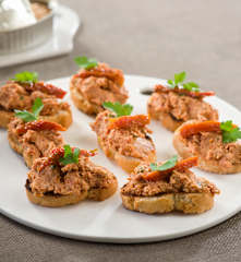 Tosta de tomates secos y atún