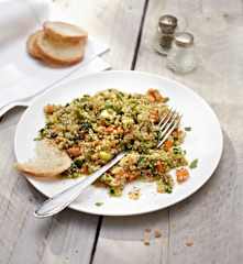 Sałatka z komosą ryżową, marchewką i cukinią