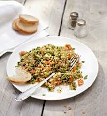 Quinoa-Salat mit Zucchini und Möhren