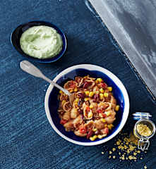 Bohnen-Nudel-Topf mit Avocado-Dip