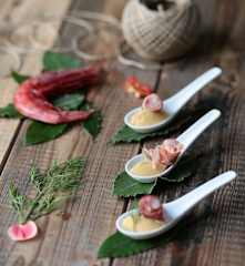 Gambero rosso bardato con pancetta e hummus di ceci (di Sebastiano Rovida)