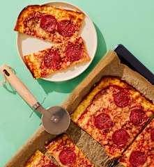 Salami-Pizza mit Käse-Ei-Boden