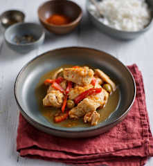 Pollo con pimientos rojos, cebolla y arroz basmati