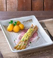 Asparagi con salsa bolzanina, patate e prosciutto tirolese