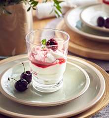 Coppe di yogurt greco con coulis alle ciliegie