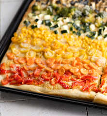 Pan plano con verduras y hummus