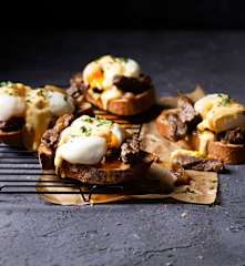 Tostas con entraña, huevo mollet y holandesa