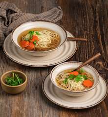 Wegański rosół z pieczonych warzyw