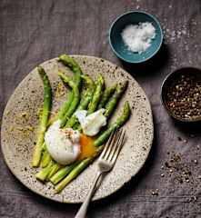 Espárragos con huevos poché al vacío
