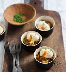Ramequins com couve, batata e ovos macios