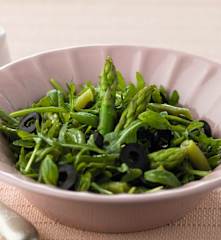 Salada verde com vinagreta de manjericão