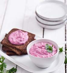 Dip buraczkowy z serkiem kremowym
