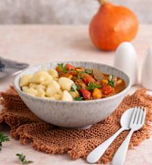 Wolno gotowany gulasz wołowy z dynią i papryką (z osłoną noża miksującego)