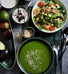 Menu fresco: Sopa fria de pepino e abacate, salada agridoce de gambas e quinoa e mousse de Oreo®