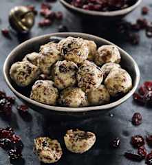 Brusinkové kuličky s kešu a mandlemi