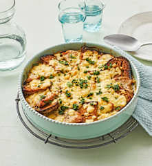 Pikanter Brot-Schnitzel-Auflauf