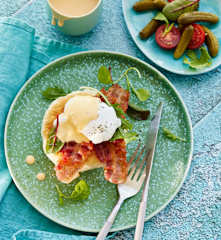 Eggs Benedict mit Pfannenbrot und Bacon