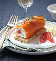Roulé de saumon et pamplemousse, crème ciboulette