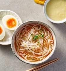 早餐（红油米线、芒果奶昔、溏心蛋）