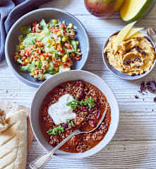 Chili con Carne mit Baguette, Eisbergsalat und Mango-Schoko-Eis