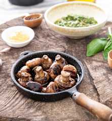 Portobellos a la parrilla con pesto de palta y perejil