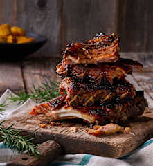 Mediterrane Baby Back Ribs mit Rosmarin-Glace