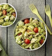 Těstovinový salát Caprese