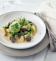 Spinatknödel auf Spargel-Morchel-Ragout