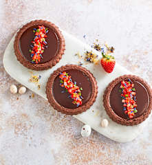 Crostatine fragole e ganache al cioccolato