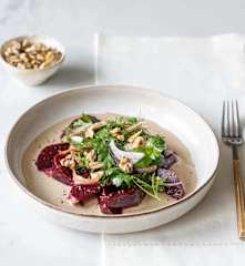 Buraki z orzechowym sosem miso i sałatką z ziół