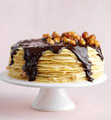 Bolo de crepes com avelãs caramelizadas