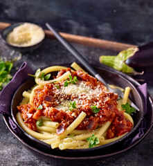 Auberginen-Bolognese zu Nudeln