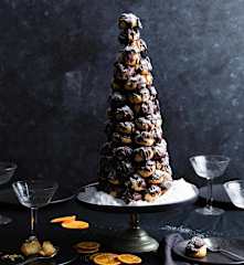 Croquembouche mit Orangenpudding und dunkler Schokolade