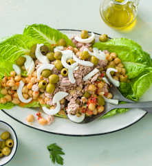 Ensalada de garbanzos con bonito y vinagreta de pimiento rojo